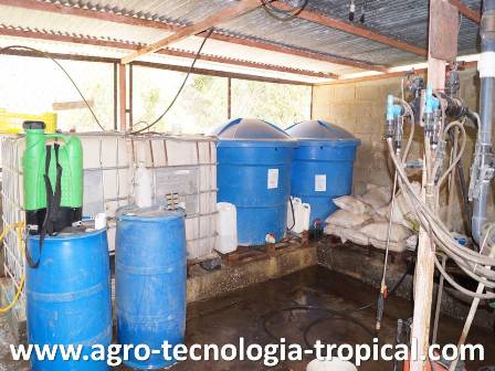En el cuarto de fertilizantes están las bombas, los filtros y el sistema de inyección de fertilizantes para fertirriego